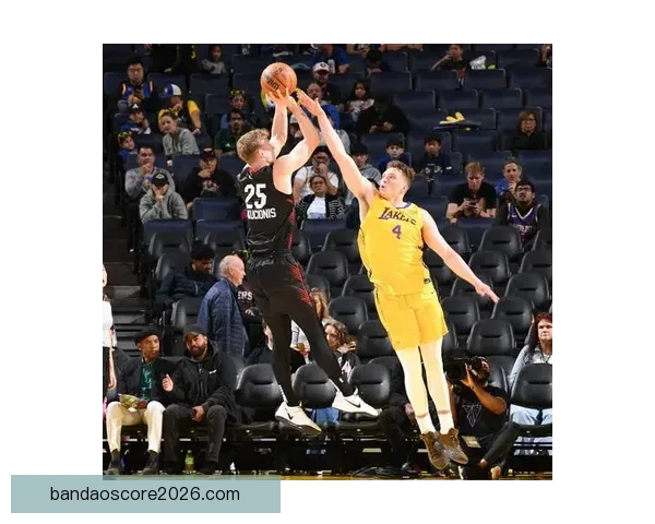 南湾湖人大胜毒蛇进西决 克内克特24分13篮板领衔胜利